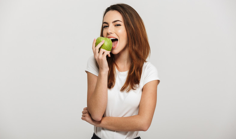 אישה אוכלת תפוח (צילום:  Dean Drobot, shutterstock)