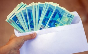 מעטפה עם כסף מזומן (צילום: Igal Vaisman, shutterstock)
