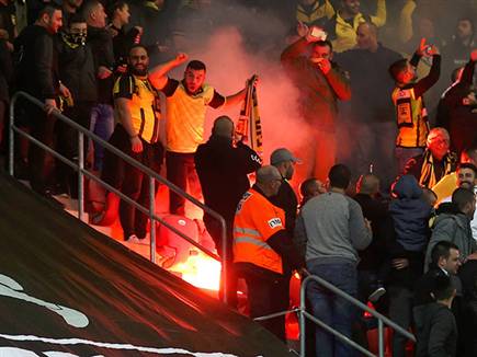 אוהדי בית&quot;ר זרקו אבוקות (אלן שיבר)