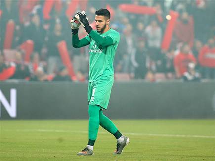 ככה אי אפשר לשחק כדורגל (אלן שיבר)