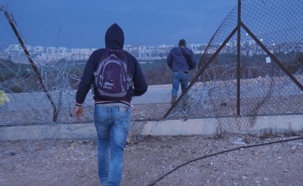 שב"חים פלסטיניים חוצים לישראל דרך פירצה בגדר (צילום: החדשות12)