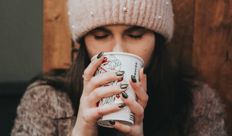 אישה שותה קפה (צילום:  Sorin Sîrbu, Unsplash)