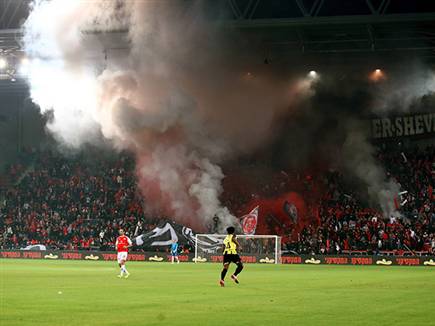 המשחק נפתח עם עשן ביציעי טרנר (אלן שיבר)