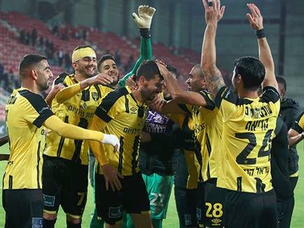 שחקני בית"ר חוגגים ניצחון ראשון בטרנר (אלן שיבר)
