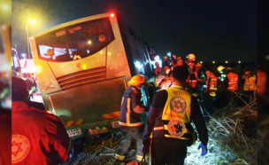 תאונת האוטובוס שנפגע מבטונדה (צילום: דוברות הצלה-פתח תקווה)