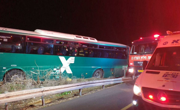 תאונת האוטובוס שנפגע מבטונדה (צילום: דוברות הצלה-פתח תקווה)