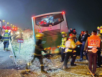 תאונת האוטובוס שנפגע מבטונדה (צילום: Christine and Steve Tan, תיעוד מבצעי מד