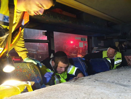 תאונת האוטובוס שנפגע מבטונדה (צילום: זק
