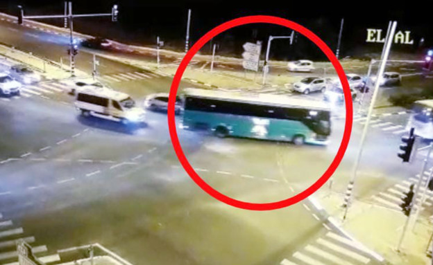 האוטובוס שניות לפני התאונה (צילום: נתיבי ישראל‎)