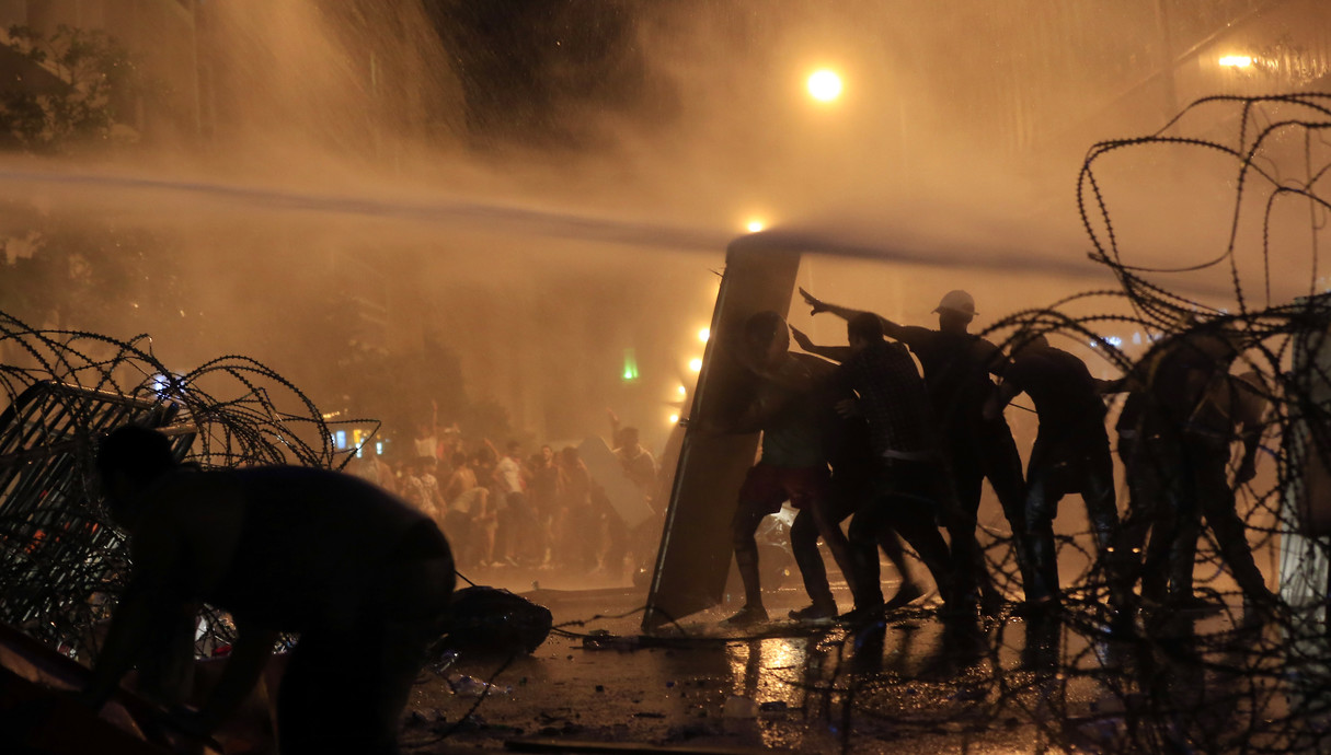 מהומות בבירות (צילום: Hassan Ammar, ap)