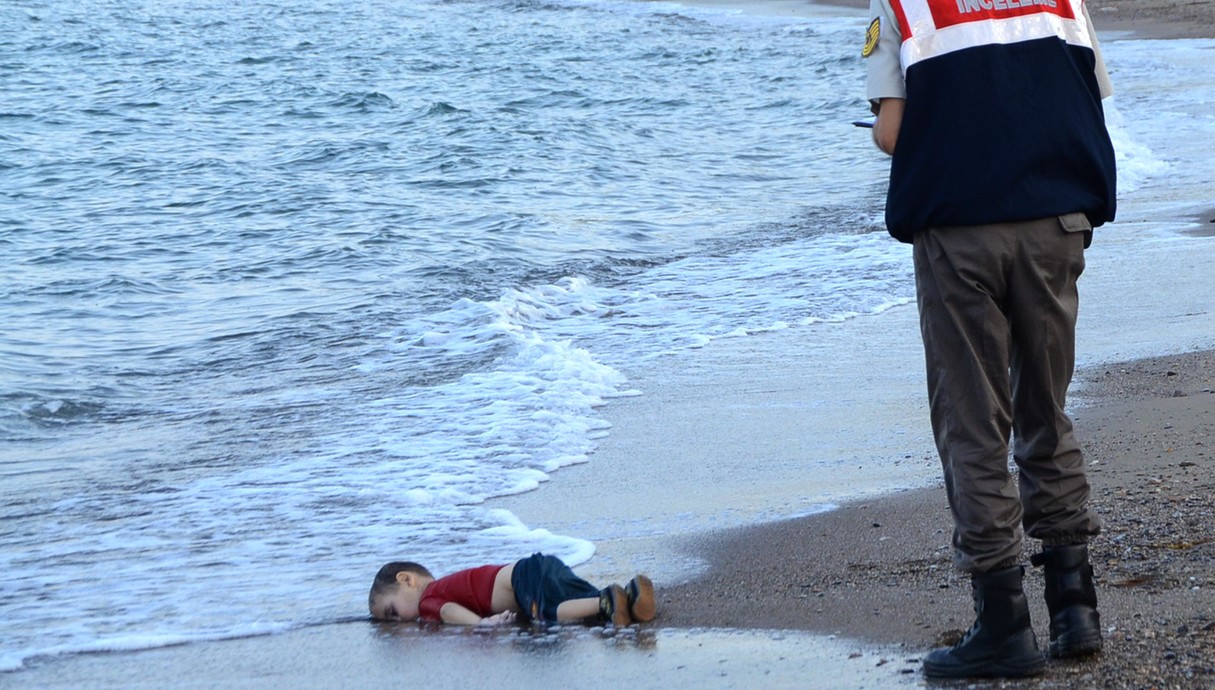 גופת איילן כורדי בן השלוש בחופי טורקיה לאחר שמשפחתו ברחה מסוריה (צילום: NILUFER DEMIR, ap)