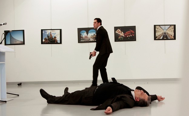 גופתו של שגריר רוסיה בטורקיה (צילום: Christine and Steve Tan, reuters)