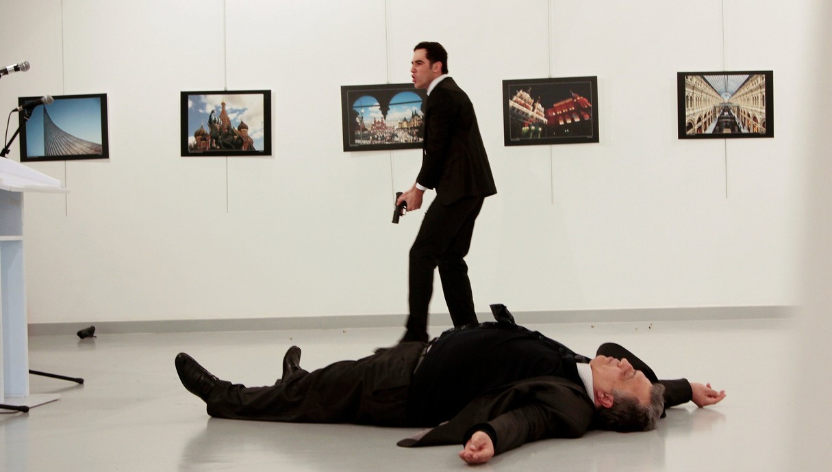 גופתו של שגריר רוסיה בטורקיה (צילום: Christine and Steve Tan, reuters)