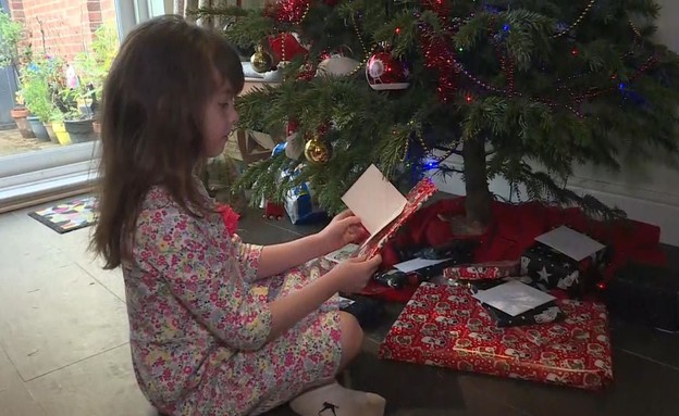 ילדה קוראת ברכה חג מולד (צילום: sky news)