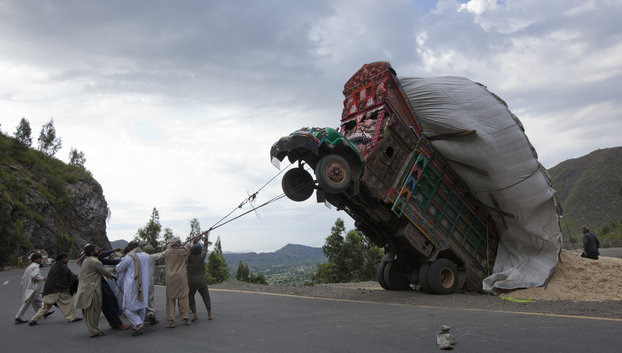 גברים מיישרים בחבל משאית שהתהפכה בפקיסטן (צילום: Mian Kursheed, reuters)