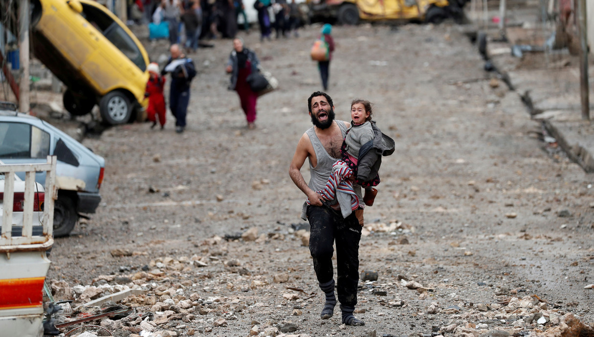 אב נמלט עם בנו בקרבות במוסול (צילום: Christine and Steve Tan, reuters)