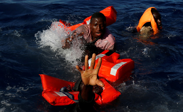 מהגרים מאפריקה מנסים להימלט לאירופה בספינות  (צילום: Christine and Steve Tan, reuters)