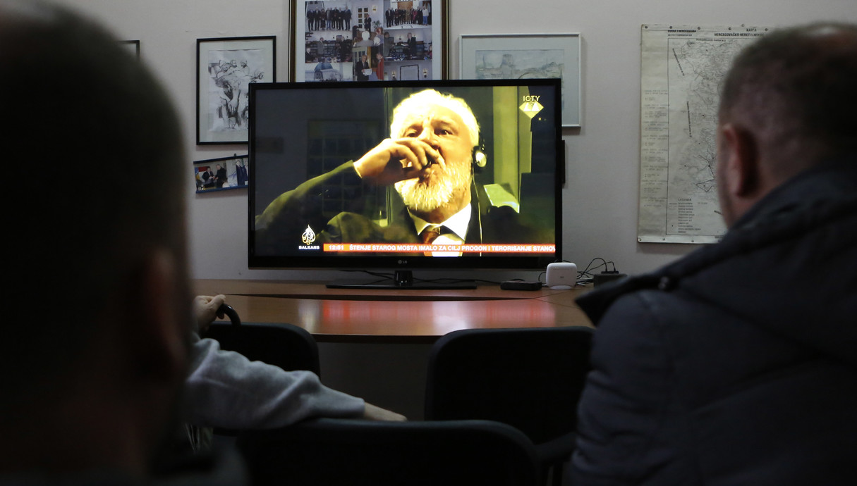 נשיא יוגוסלביה שותה רעל בזמן המשפט (צילום: אמאל אמריק, ap)