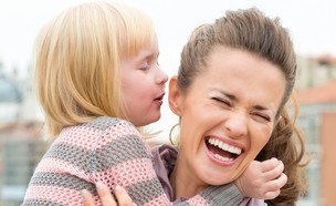 אימא נקרעת מצחוק (צילום: Alliance Images, shutterstock)