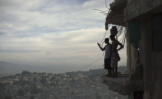 רעידת האדמה בהאיטי – אנשים זועקים לסיוע במזון  (צילום: reuters)
