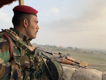 לוחמי הצבא משגיחים לעבר השטחים הפתוחים (צילום: BBC)