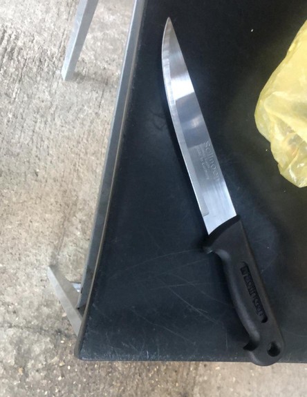 הסכין שנמצאה בבגדיו של החשוד (צילום: דוברות המשטרה, החדשות12)