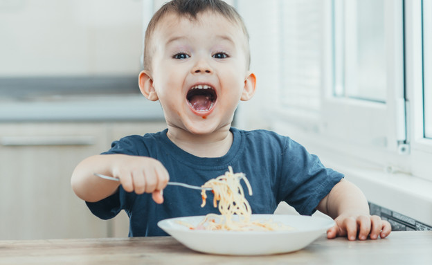 ילד אוכל פסטה (צילום: komokvm, shutterstock)
