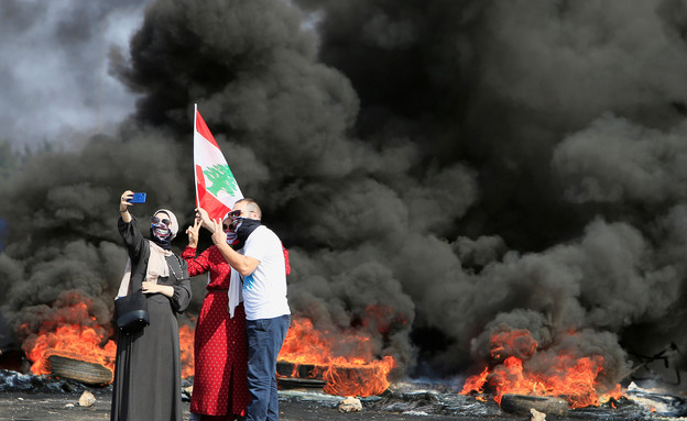 הפגנות בלבנון (צילום: Ali Hashisho, reuters)