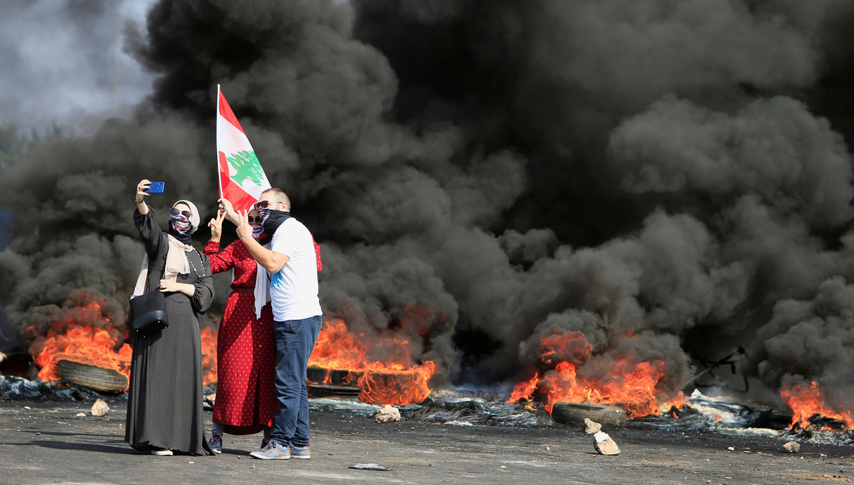 הפגנות בלבנון (צילום: Ali Hashisho, reuters)