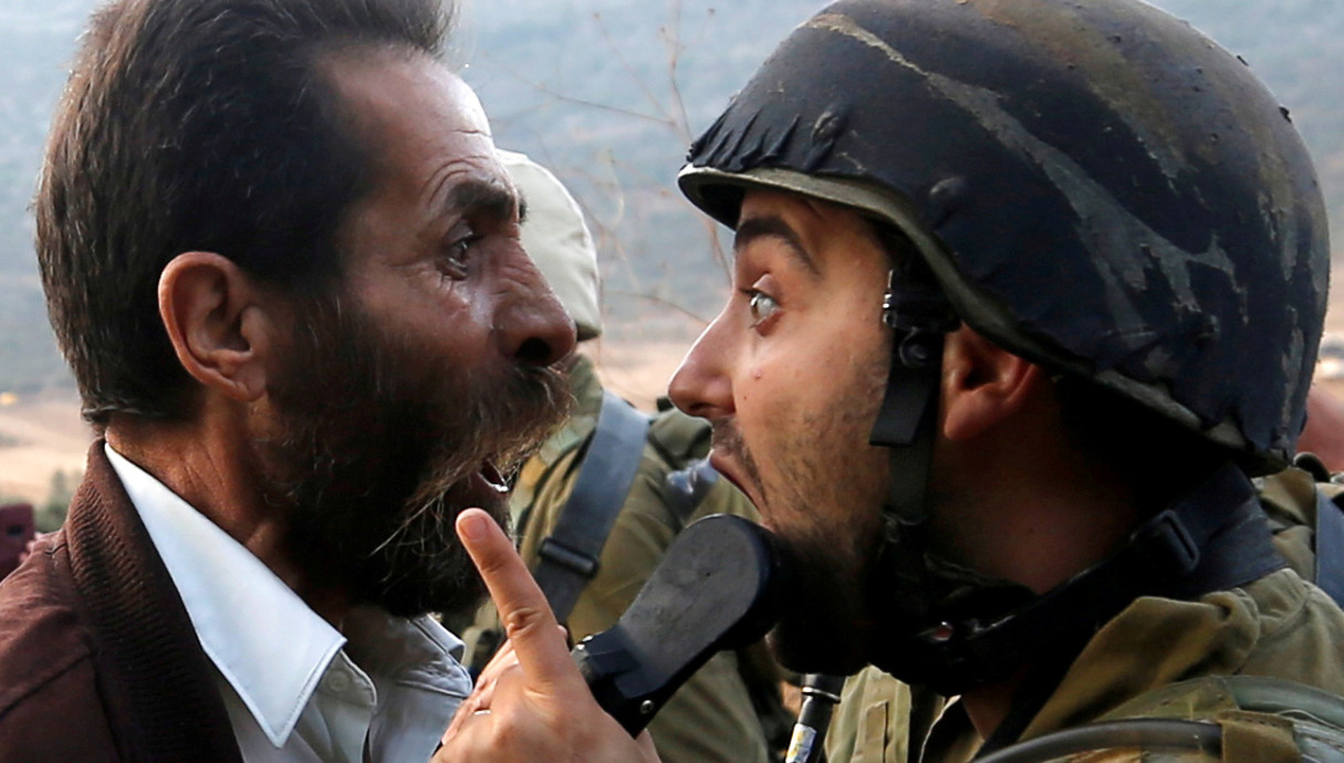 גבר פלסטיני רב עם חייל ישראלי (צילום: Mohamad Torokman, reuters)