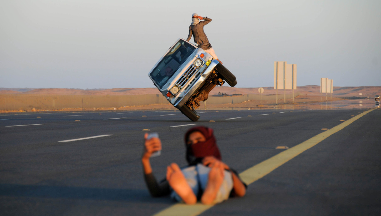 גבר סעודי מבצע פעלולים  (צילום: Mohamed Alhwaity, reuters)