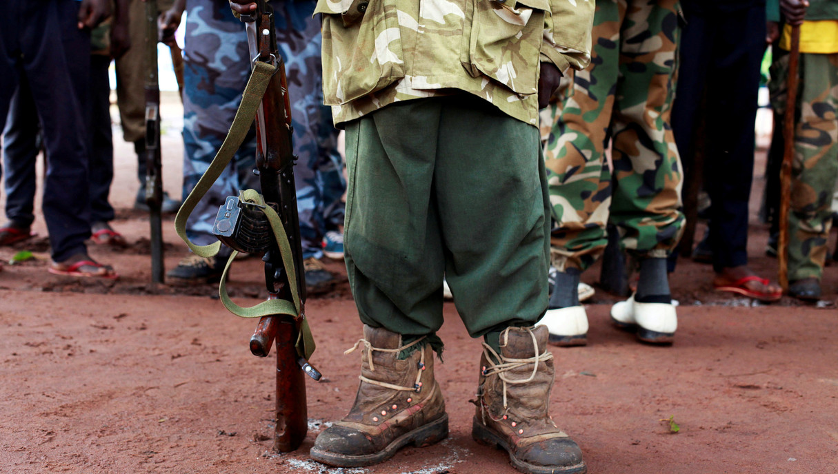 ילד מחזיק נשק בדרום סודן (צילום: Andreea Campeanu, reuters)