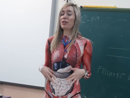 ורוניקה דוק המורה שלבשה בגד גוף לשיעור באנטומיה (צילום: SKY NEWS)