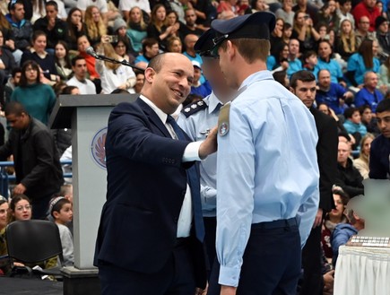 נפתלי בנט בטקס מסדר כנפיים  (צילום: אריאל חרמוני, משרד הביטחון)