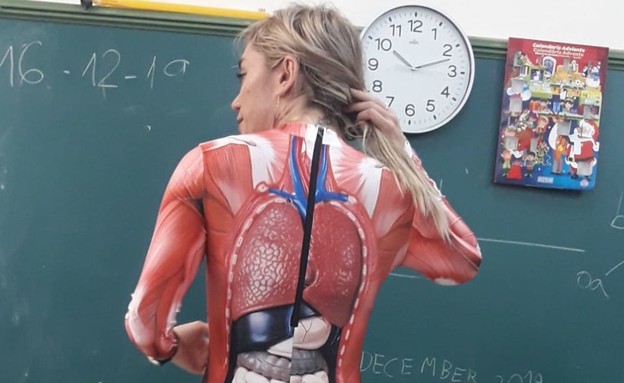 ורוניקה דוק המורה שלבשה בגד גוף לשיעור באנטומיה (צילום: SKY NEWS)