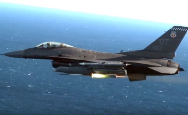 F-16 יורה טיל (צילום: חיל האוויר האמריקאי)