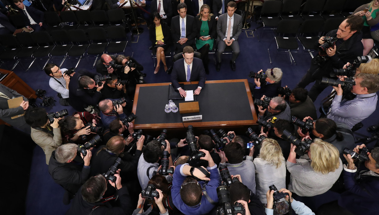 צוקרברג בקונגרס  (צילום: AP)