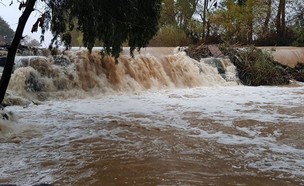 הסכר בכפר בלום שוצף (צילום: סטודיו A)