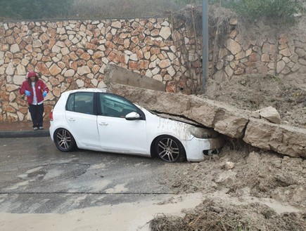 קריסת קיר בשכונת סליזאין בנצרת (צילום: תיעוד מבצעי כבאות והצלה לישראל)