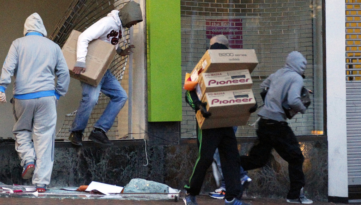 מהומות בבריטניה (צילום:  REUTERS/Darren Staples)