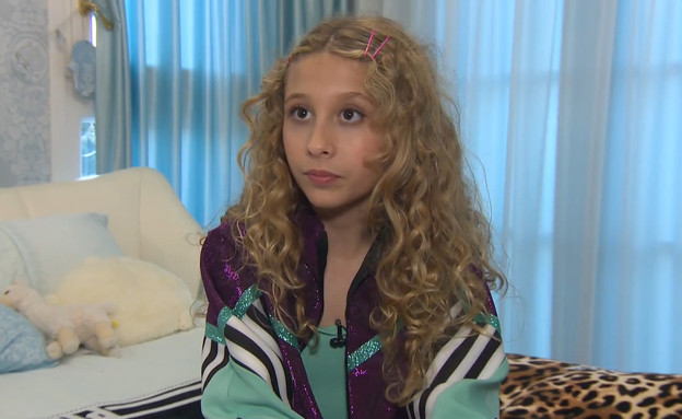 ניקול, מאחורייך: הקליפ המושקע של בת ה-11