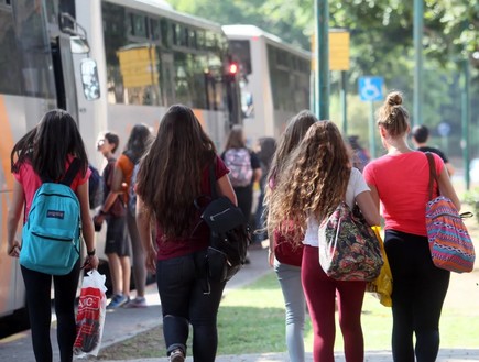 תלמידות חטיבת ביניים בכפר סבא (צילום: עזרא לוי, TheMarker)