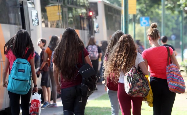 תלמידות חטיבת ביניים בכפר סבא (צילום: עזרא לוי, TheMarker)