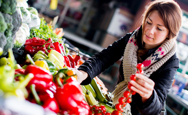 אישה קונה ירקות (צילום: Goran Bogicevic, shutterstock)