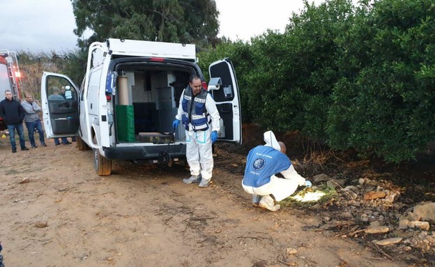 זירת רצח בבית עלמין ירקונים ברמת השרון (צילום: דוברות המשטרה)