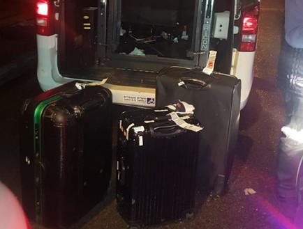 נוסע במונית שנעצר עם מזוודות ובהם רכשו גנוב (צילום: דוברות המשטרה)