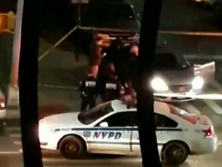 מעצר החשוד בביצוע מתקפת המצ'טה בבית הרב בניו יורק‎ (צילום: CBC New York)