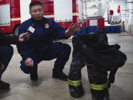 כבאי מצפון סין שפועל בקור הקיצוני (צילום: החדשות12)