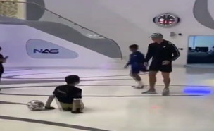 רונלדו משחק עם ילד בלי רגליים 