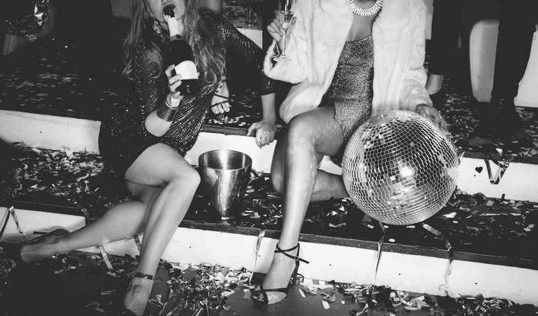 שותים שמפניה במסיבה  (צילום: shutterstockBy oneinchpunch)